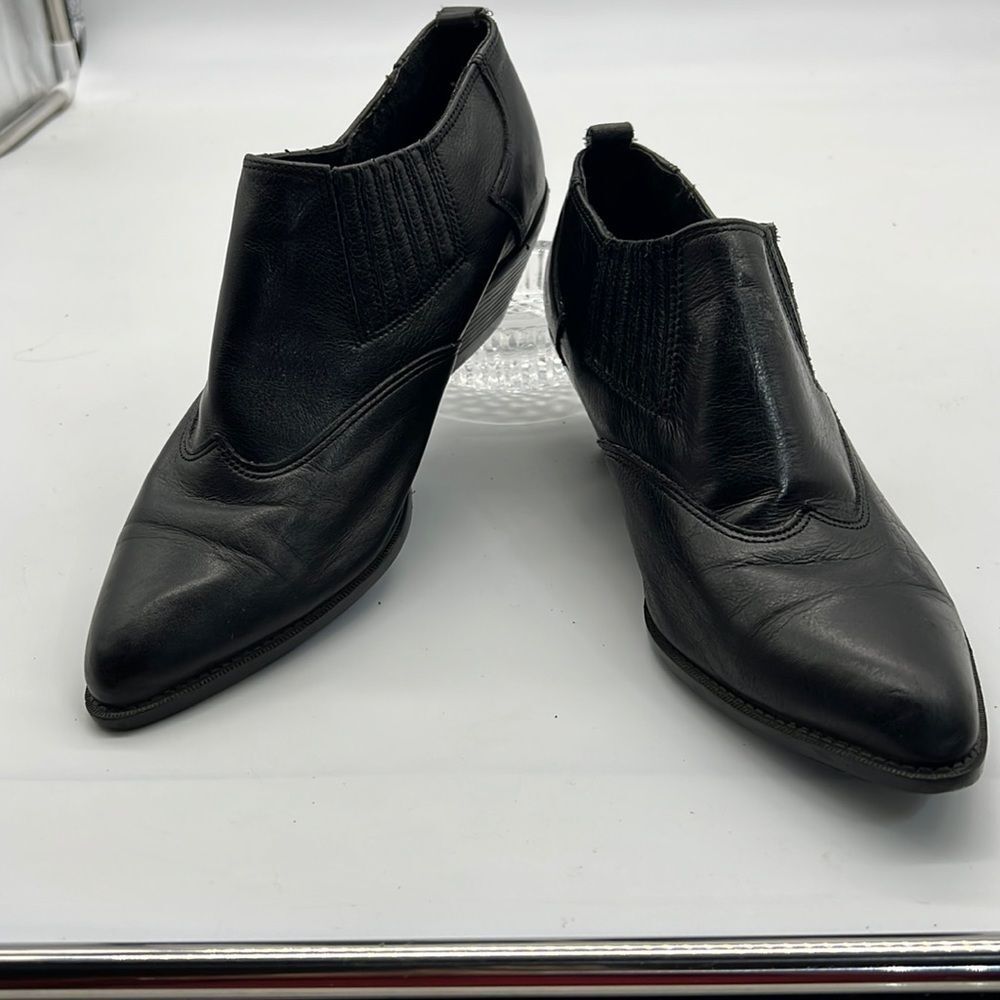 Vintage Zodiac Black Leather Ankle Bootie size 8